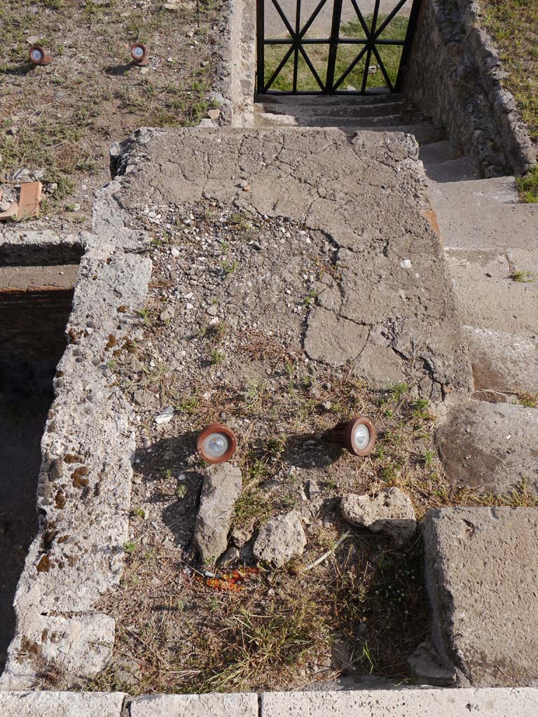 VII.8.01 Pompeii, September 2018. Top surface of base/area on east side of steps.
Foto Anne Kleineberg, ERC Grant 681269 DÉCOR.

