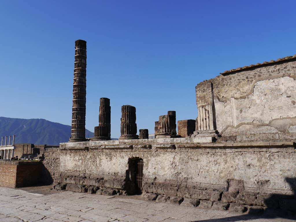 VII.8.01 Pompeii, September 2018. Looking towards south-east corner, on left, and wall with doorway, below podium/portico.
Foto Anne Kleineberg, ERC Grant 681269 DÉCOR.
