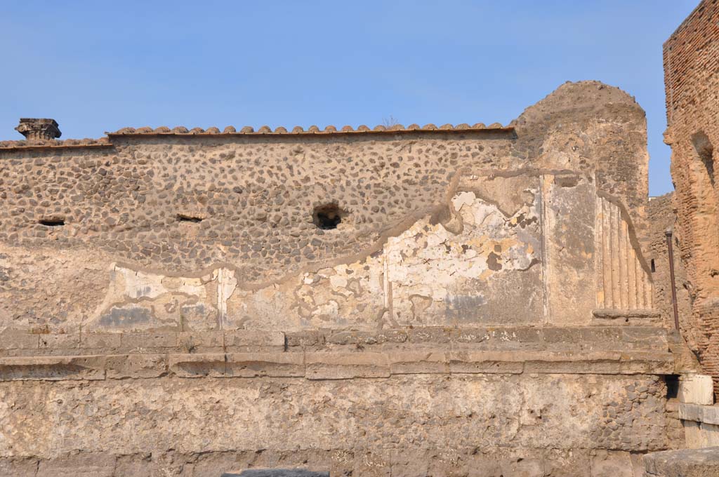 VII.8.01 Pompeii. July 2017. Exterior east side of Temple, looking west towards north end.
Foto Anne Kleineberg, ERC Grant 681269 DÉCOR.
