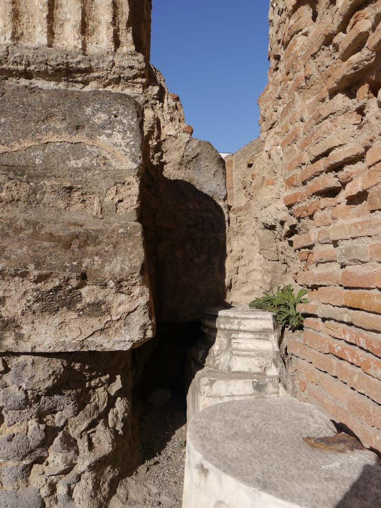 VII.8.01 Pompeii, September 2018. Detail of north end of east wall.
Foto Anne Kleineberg, ERC Grant 681269 DÉCOR.
