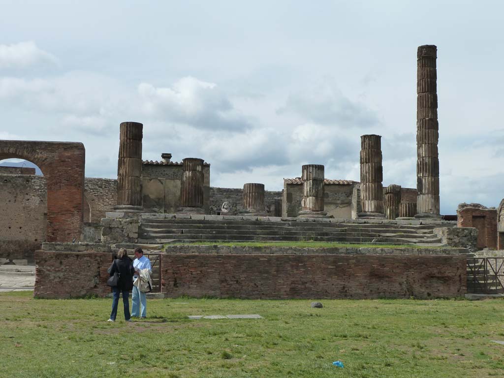 VII.8.1 Pompeii. May 2010. Looking north. The temple held a statue of Jupiter but now only the head remains.