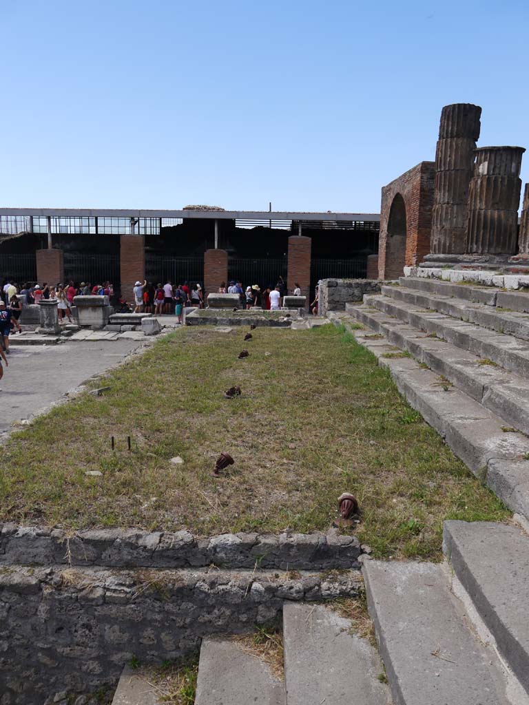 VII.8.01 Pompeii. September 2018. Looking west across area on south side of central steps.
Foto Anne Kleineberg, ERC Grant 681269 DÉCOR.

