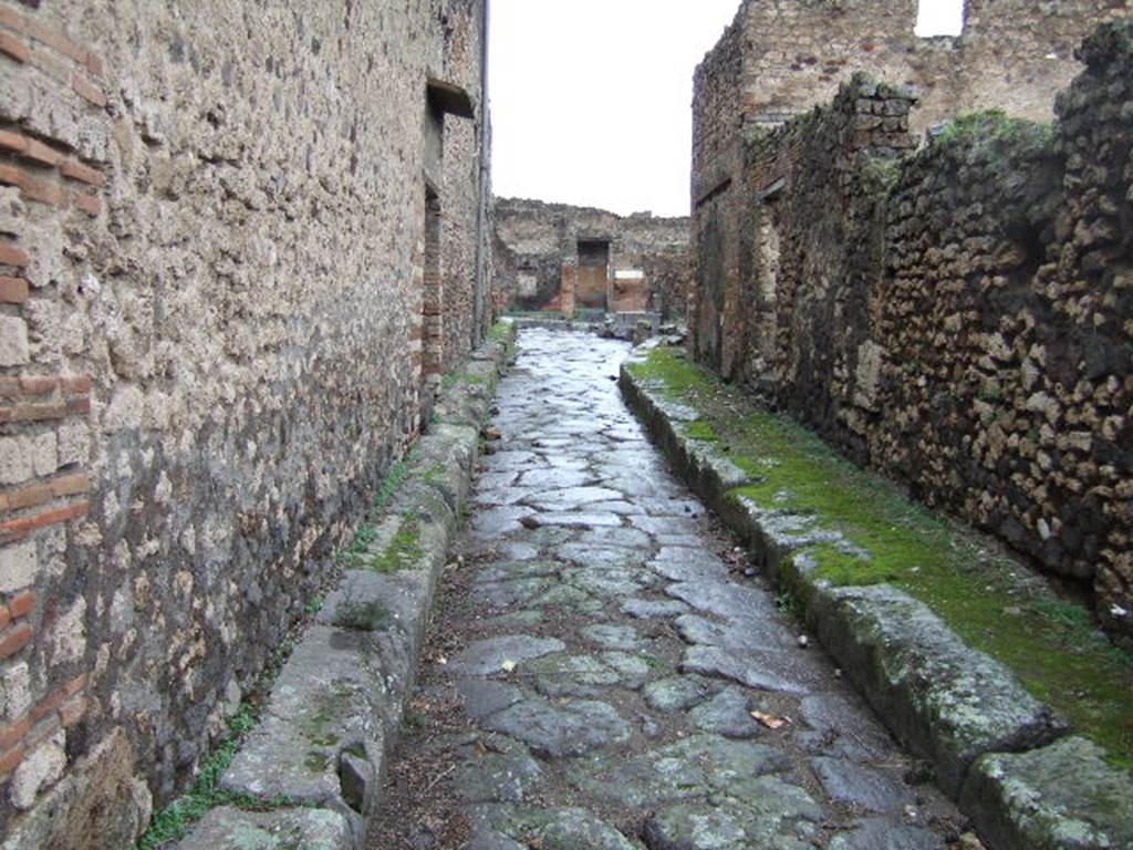 VII.10 Pompeii. December 2005. Vicolo della Maschera, looking north. VII.11.1 on right.