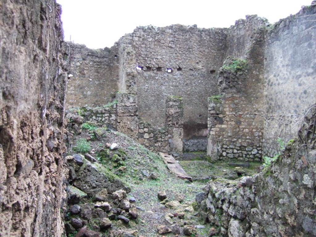 VII.11.2 Pompeii. December 2005. Looking east across remains of atrium. 