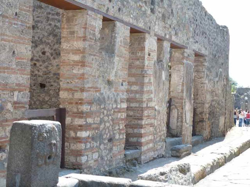 VII.11.5/4/3/2 Pompeii, May 2010.  East side of Vicolo della Maschera.