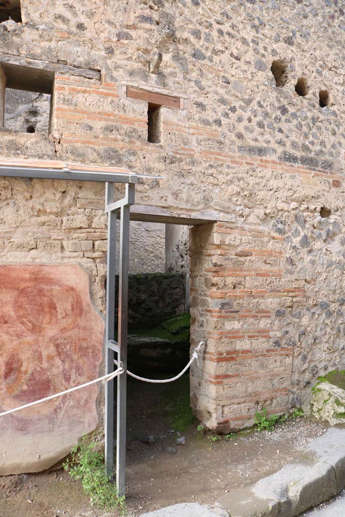 VII.11.12, Pompeii. December 2018. Entrance doorway. Photo courtesy of Aude Durand.