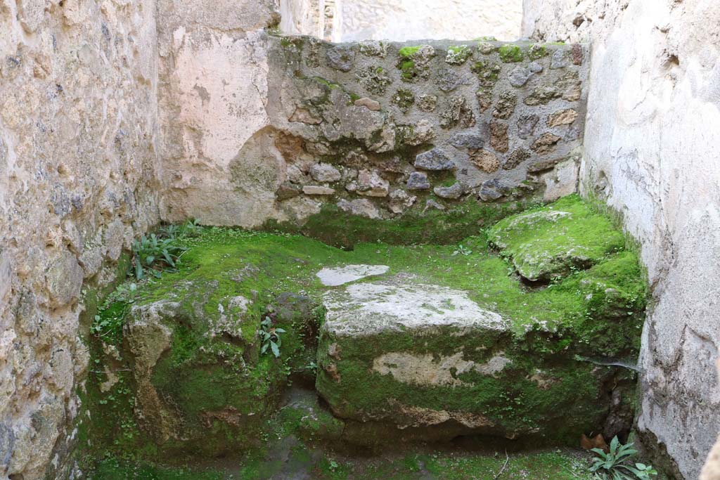 VII.11.12, Pompeii. December 2018. Detail of stone bed. Photo courtesy of Aude Durand.