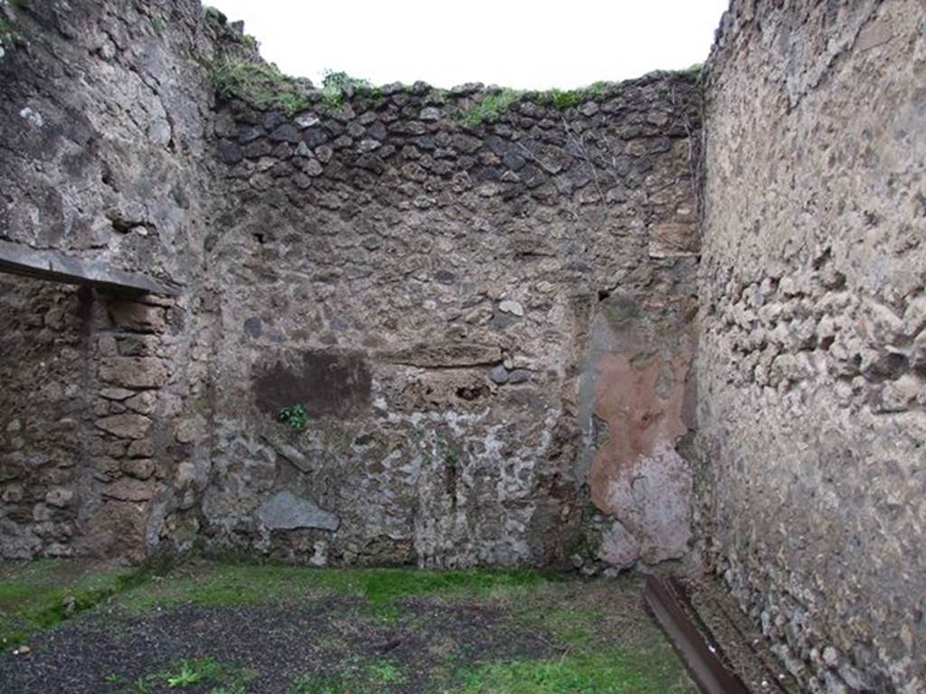 VII.11.15 Pompeii. December 2006. West wall of shop