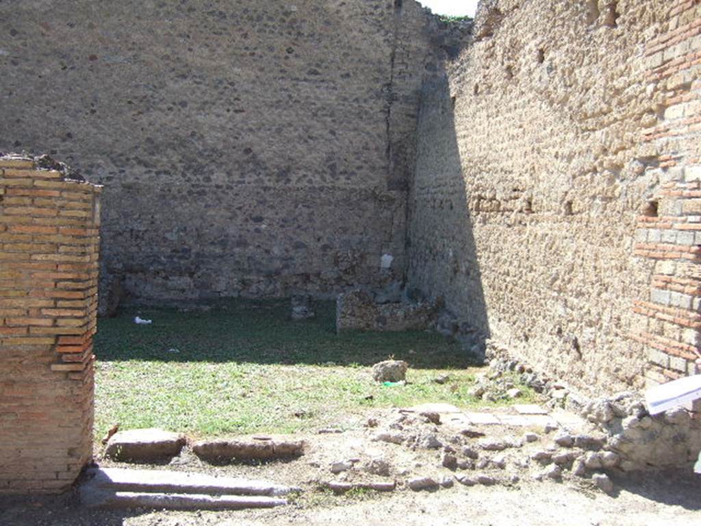 VII.11.16 Pompeii. September 2005. Looking west.