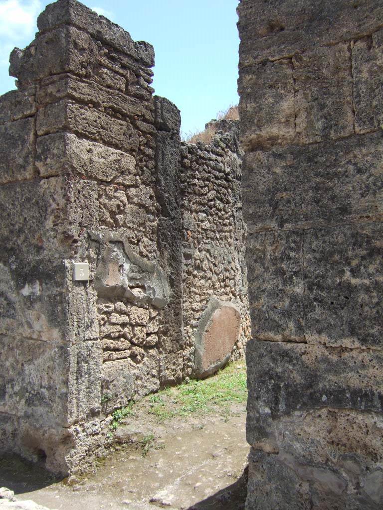 VII.12.3 Pompeii. May 2006. East wall of entrance corridor.