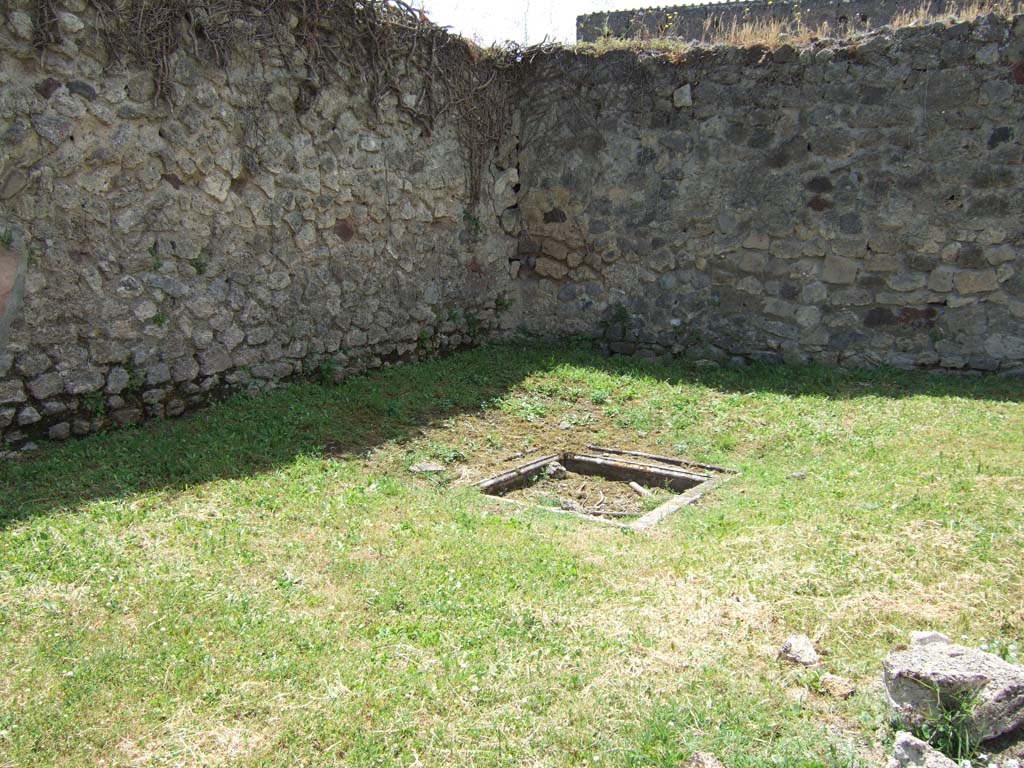 VII.12.3 Pompeii. May 2006. Looking west across peristyle towards pool.