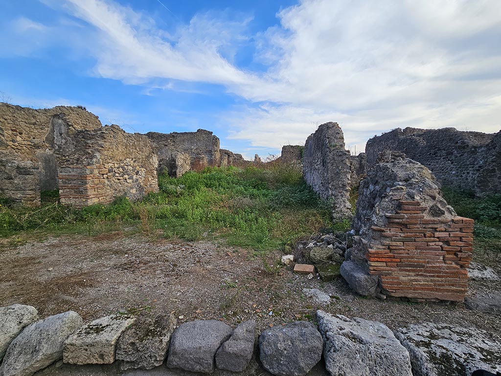 VII.12.35 Pompeii. November 2024. Looking east from Vicolo di Eumachia. Photo courtesy of Annette Haug.