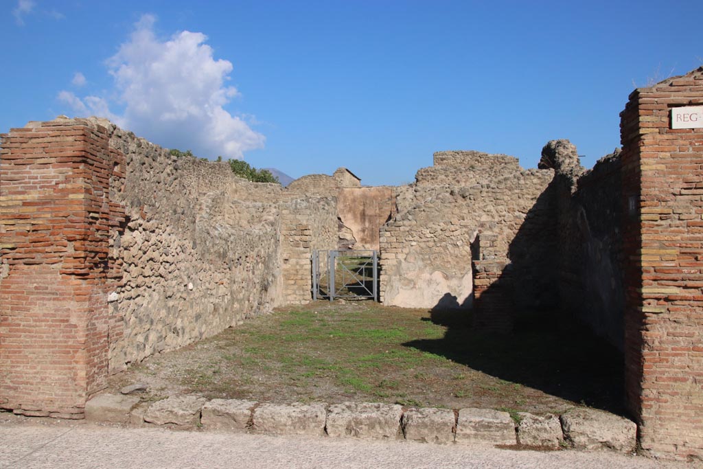 VII.14.14 Pompeii. October 2022. Looking north across entrance doorway into shop-room. Photo courtesy of Klaus Heese. 