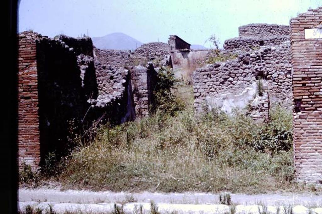 VII.14.14 Pompeii. 1964. Looking north across shop-room. Photo by Stanley A. Jashemski.
Source: The Wilhelmina and Stanley A. Jashemski archive in the University of Maryland Library, Special Collections (See collection page) and made available under the Creative Commons Attribution-Non Commercial License v.4. See Licence and use details.
J64f1065
