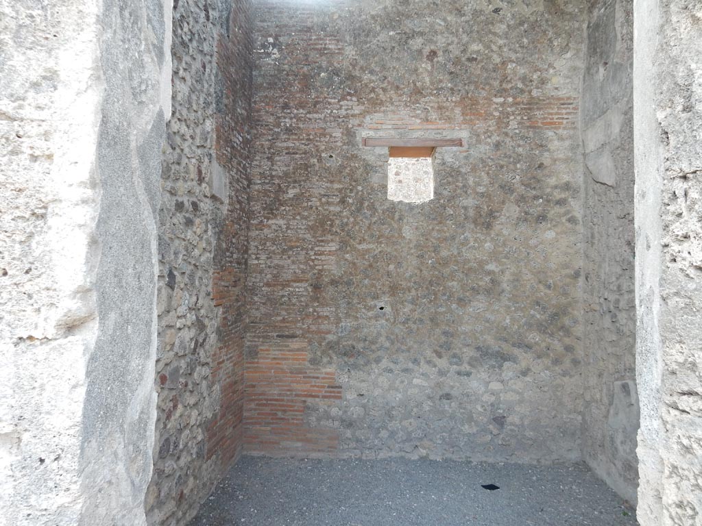 VII.15.2 Pompeii. May 2018. Looking south through doorway to cubiculum on west side of entrance doorway. Photo courtesy of Buzz Ferebee. 
According to Sogliano, paintings seen in this room (described as room to left of andron) were –
Large naked figure of a young man in quiet position with his head and arms lowered. (Nearly all vanished).
(Grande figura nuda di un giovane in tranquilla posizione con la testa e la braccia abbassate. (Quasi svanito). (Bull. Inst. 1872, p.168)).
See Sogliano, A., 1879. Le pitture murali campane scoverte negli anni 1867-79. Napoli: Giannini. (p.127, no.618)
And Pittrice? (Painter?)
Traces of a feminine figure, standing in front of a wooden frame leaning on the ground. (Destroyed).
(Tracce di una figura muliebre, la quale stave innanzi ad un quadro con cornice di legno appoggiato a terra. (Distrutto). (Bull. Inst. 1872, p.168)).
See Sogliano, A., 1879. Le pitture murali campane scoverte negli anni 1867-79. Napoli: Giannini. (p.132, no.643)
