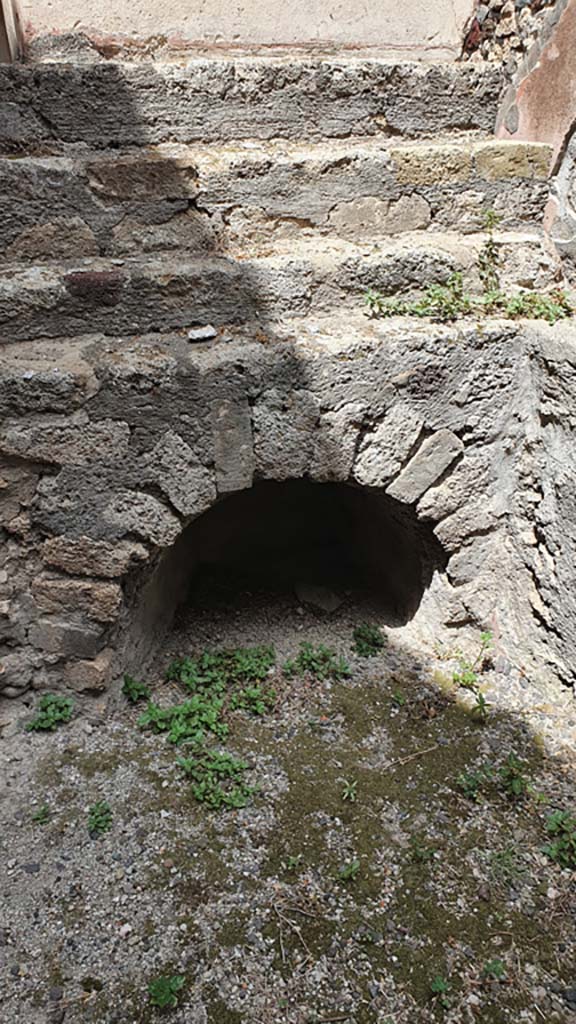 VII.15.5 Pompeii. August 2021. Detail of shelving and recess below.
Foto Annette Haug, ERC Grant 681269 DÉCOR.
