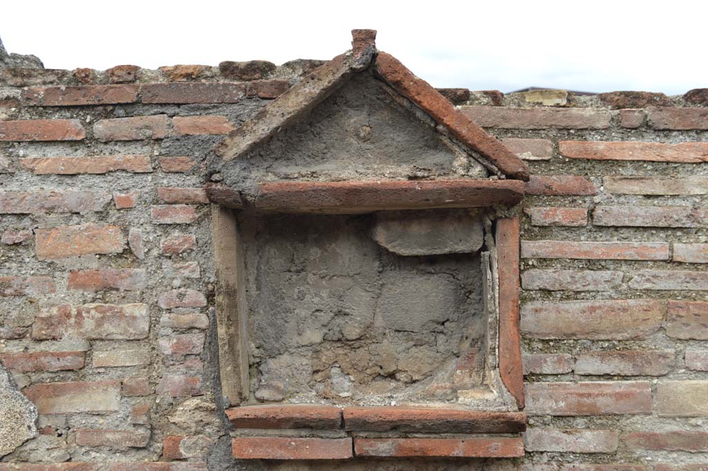 VII.16.6/7 Pompeii. March 2018. Detail of masonry aedicula niche on pilaster.
Foto Taylor Lauritsen, ERC Grant 681269 DÉCOR.
