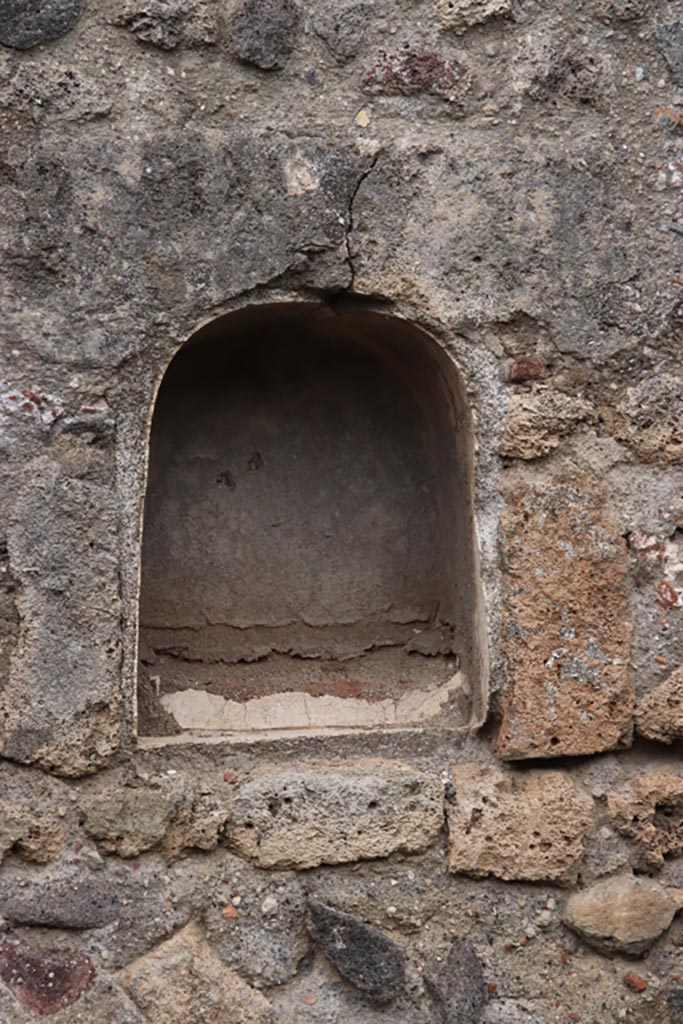 VII.16.7 Pompeii. May 2024.  
Detail of niche at south end of west wall. Photo courtesy of Klaus Heese.
