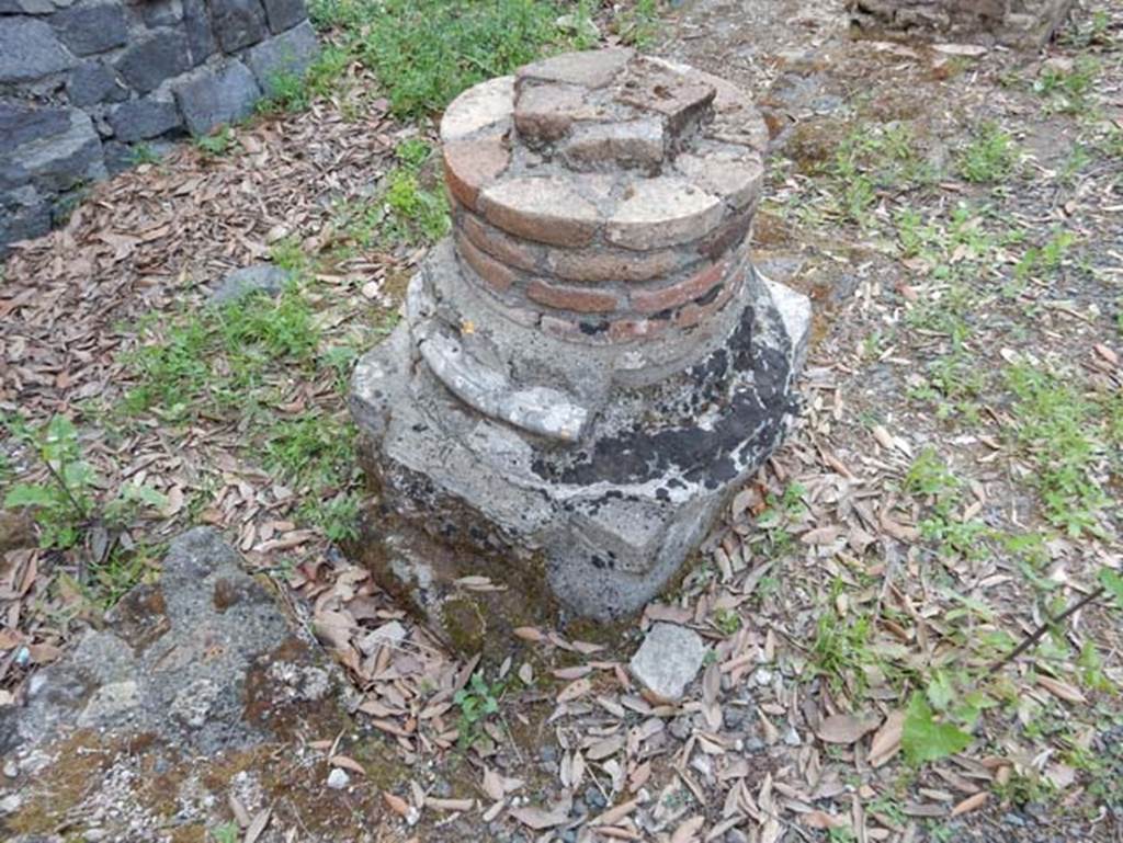 VIII.1.a, Pompeii. May 2018. Detail of column. Photo courtesy of Buzz Ferebee.