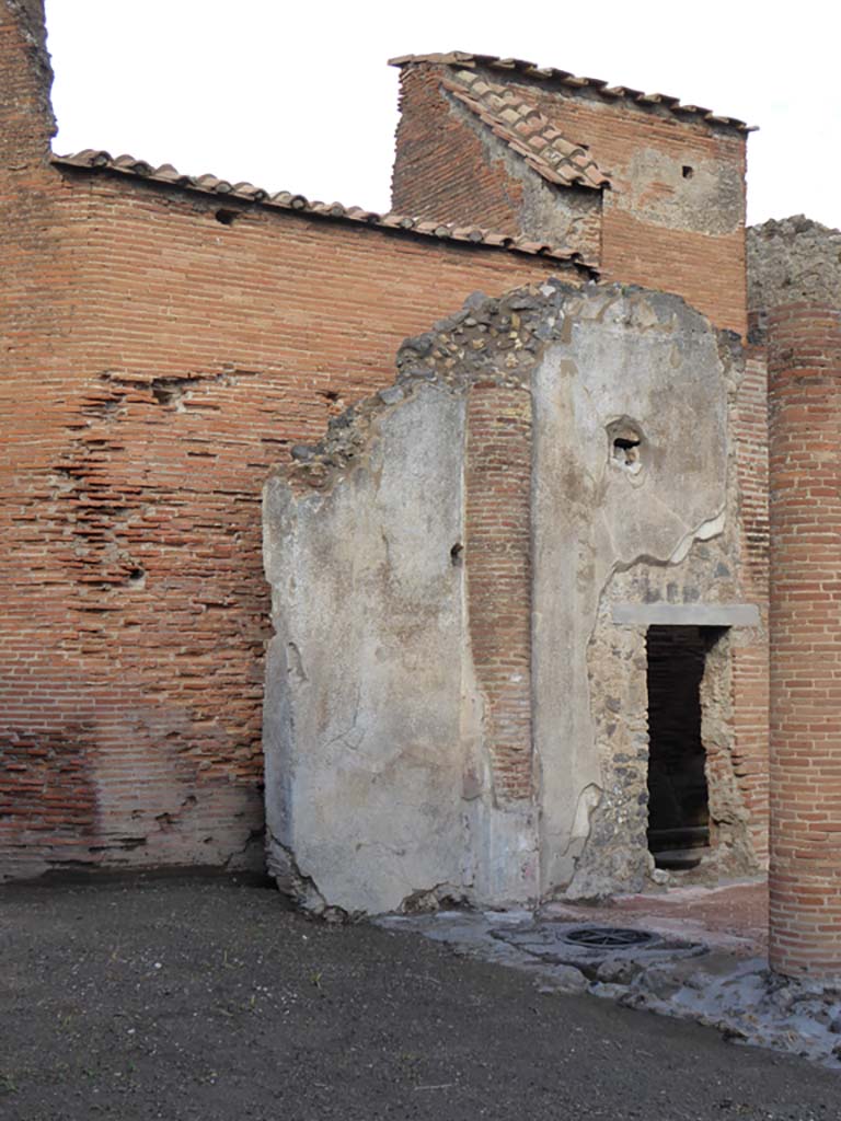 VIII.2.13 Pompeii. January 2017. 
Looking north-east across peristyle garden towards doorway linking to VIII.2.12.
Foto Annette Haug, ERC Grant 681269 DÉCOR.

