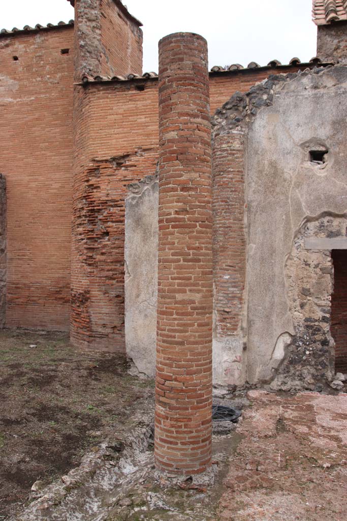 VIII.2.13 Pompeii. October 2020. Detail of column in portico. Photo courtesy of Klaus Heese.