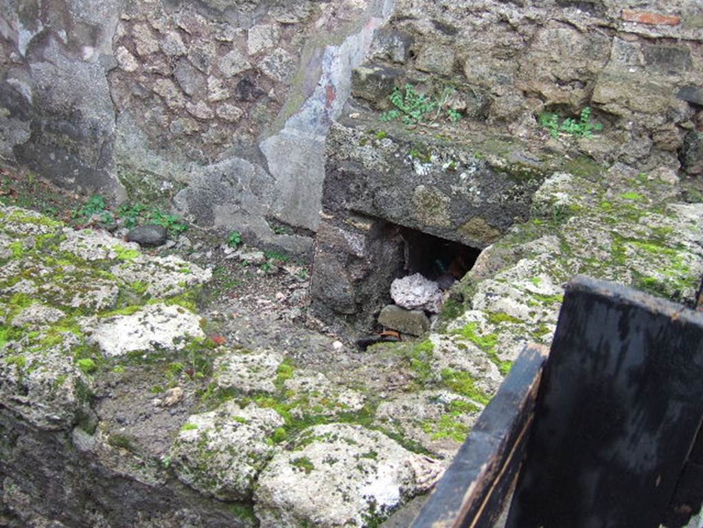 VIII.2.24 Pompeii. December 2005. Remains of two-sided bar counter.