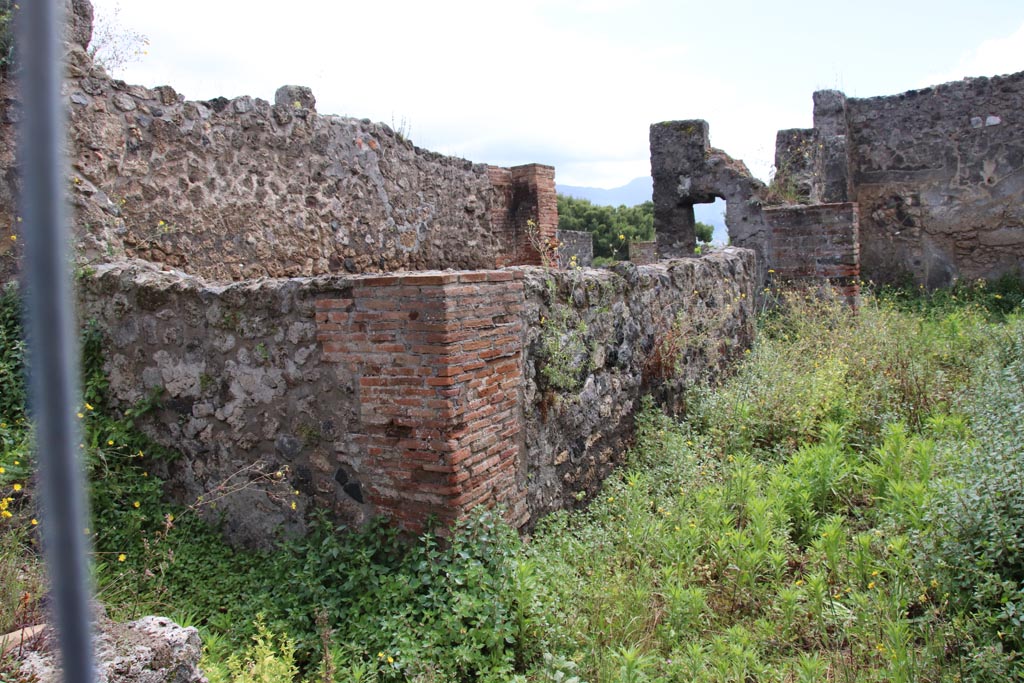 VIII.2.33 Pompeii. May 2024. Looking south-east from entrance doorway. Photo courtesy of Klaus Heese.