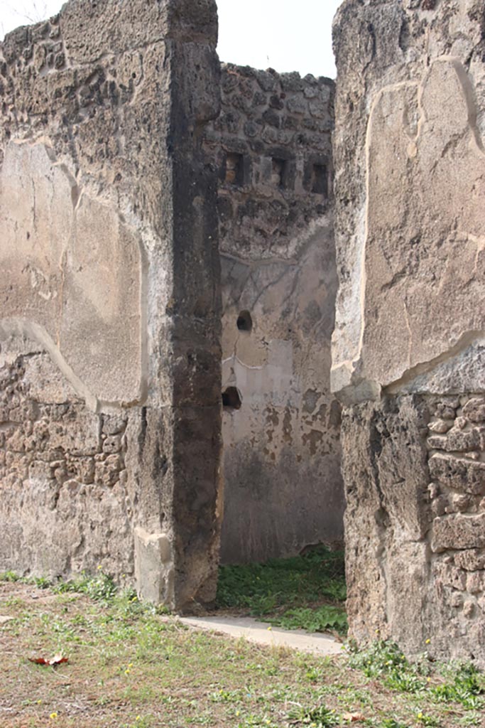 VIII.2.34 Pompeii. October 2023. Doorway to room ‘l (L)’. Photo courtesy of Klaus Heese.