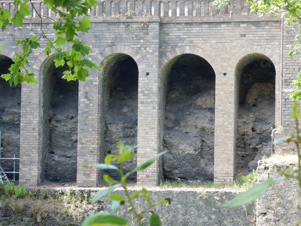 VIII.2.34, Pompeii. June 2019. Looking north towards terrace supported by a wall of arches.
Photo courtesy of Buzz Ferebee.
