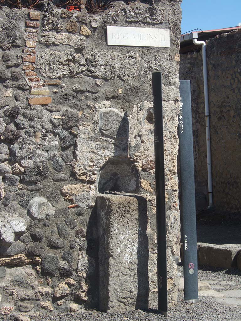 Street altar at corner of VIII.3.18 and VIII.3.17. September 2005.