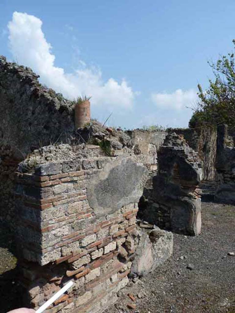 VIII.3.21 Pompeii. May 2010. North wall of entrance corridor, between kitchen (10) and cubiculum (9).