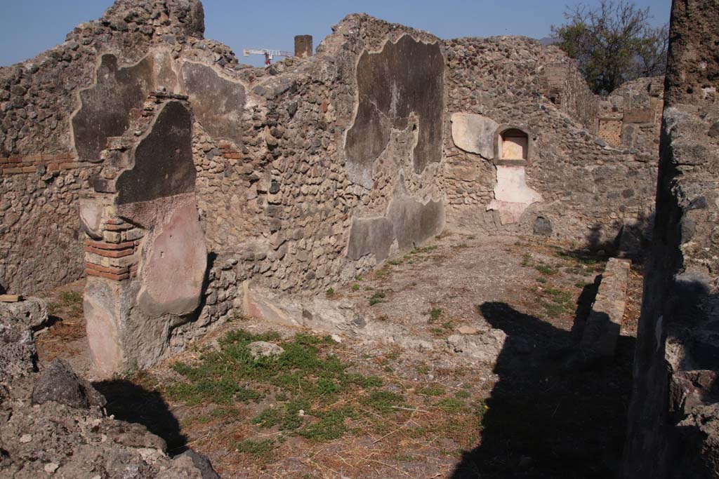 VIII.3.21 Pompeii. September 2021. Looking north across garden area with niche. Photo courtesy of Klaus Heese.