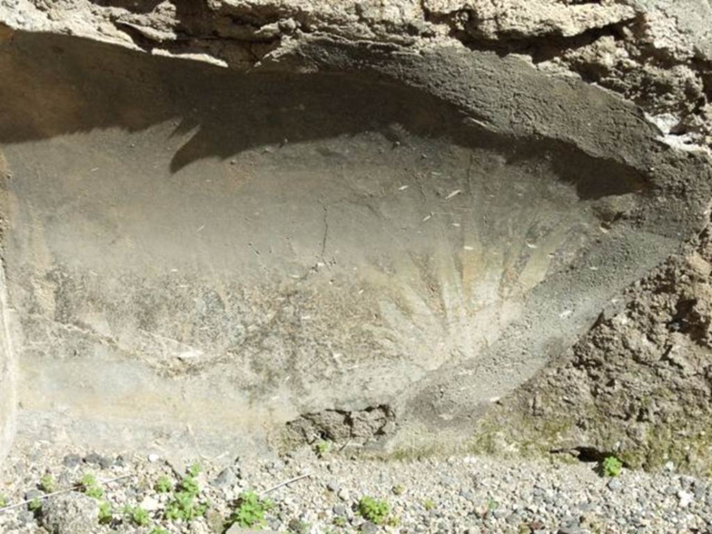 VIII.4.15 Pompeii.  March 2009.  Room 12.  Triclinium. East wall recess, remains of painted plant decoration.