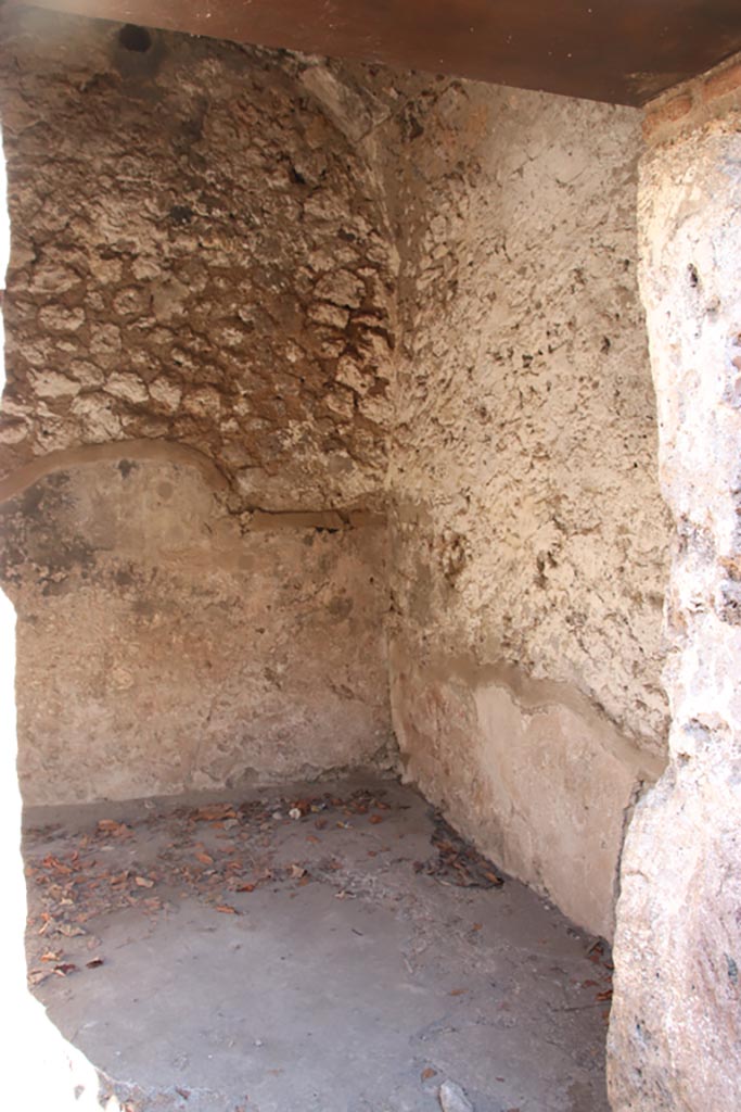 VIII.5.15 Pompeii. October 2022. Room 8, looking through doorway. Photo courtesy of Klaus Heese. 