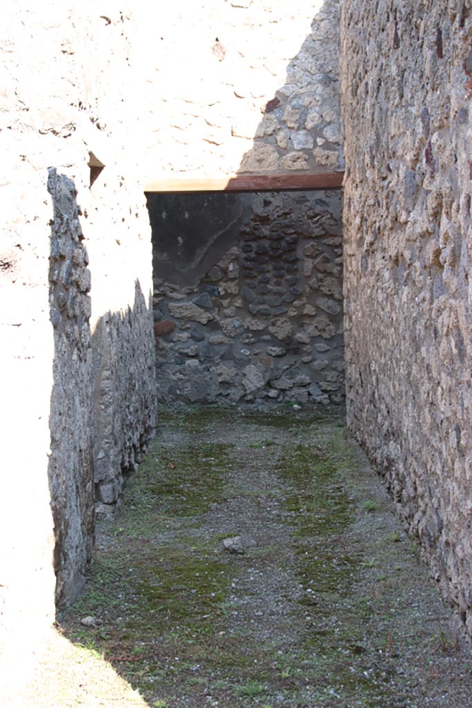 VIII.5.16 Pompeii. October 2022. 
Corridor 4, looking north towards join with corridor 2. Photo courtesy of Klaus Heese. 
