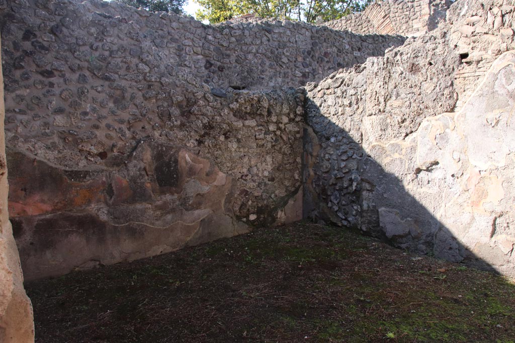 VIII.5.16 Pompeii. October 2022. Room 6, looking towards south wall and south-west corner. Photo courtesy of Klaus Heese. 