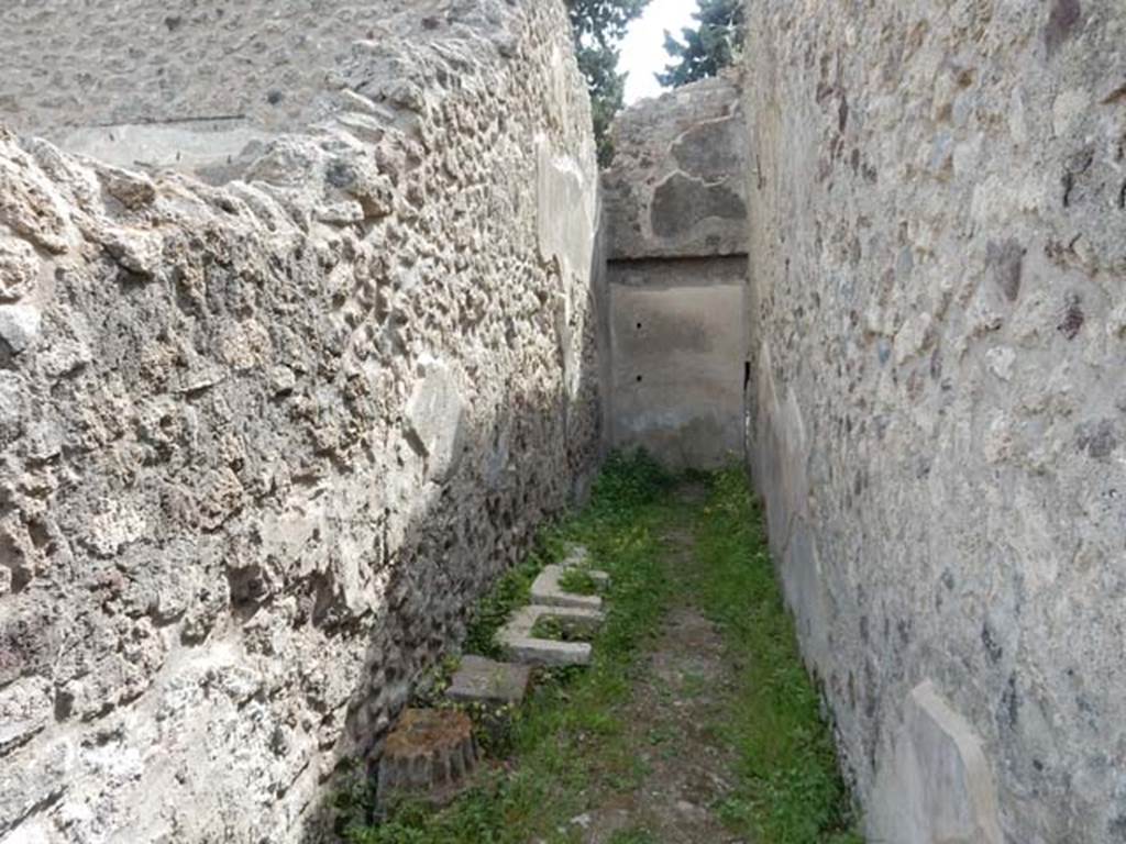 VIII.5.16 Pompeii. May 2017. Corridor 8, looking towards the east end. Photo courtesy of Buzz Ferebee.