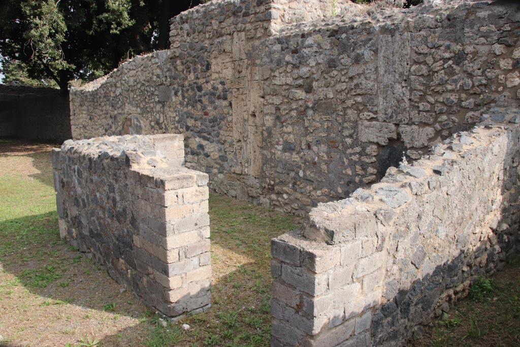 VIII.6.4 Pompeii. October 2023. Looking from entrance corridor, on left, towards small room with two doorways. Photo courtesy of Klaus Heese.