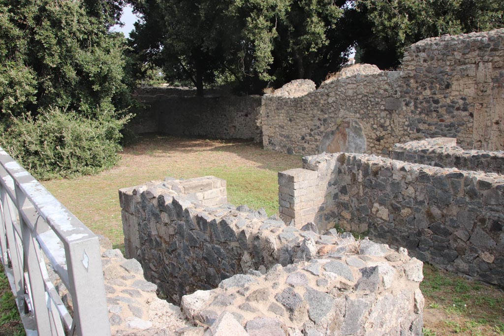 VIII.6.4 Pompeii. October 2023. 
Looking north-east towards triclinium on west side of entrance corridor, on right. Photo courtesy of Klaus Heese.
