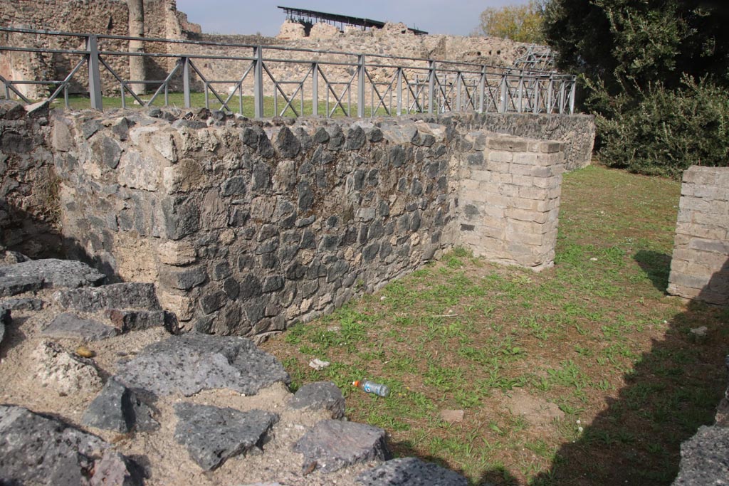 VIII.6.4 Pompeii. October 2023. Triclinium, on west side of entrance corridor. Looking north-west. Photo courtesy of Klaus Heese.