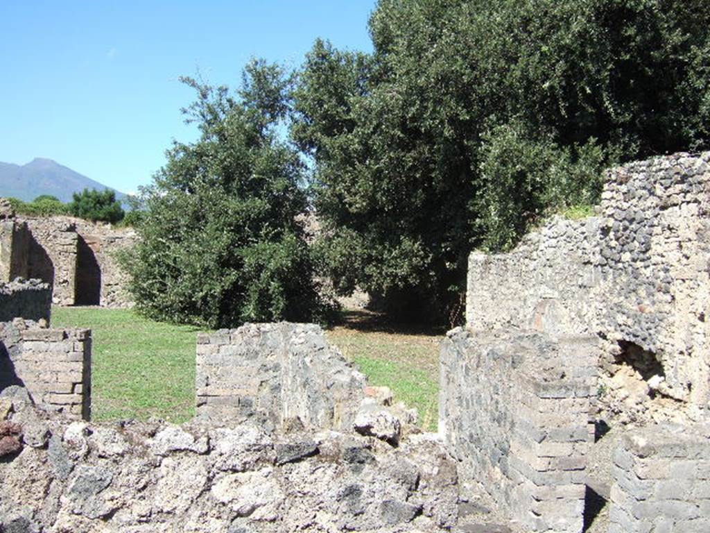 VIII.6.4 Pompeii. September 2005. Looking north across triclinium and corridor, to site of peristyle/garden.