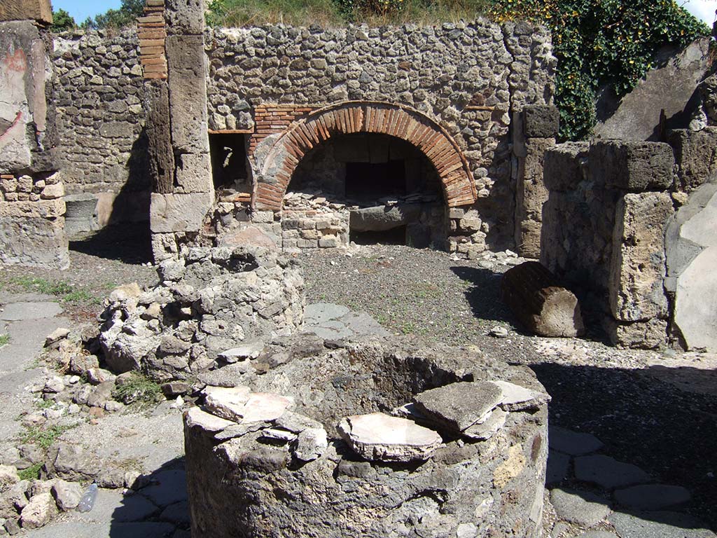 VIII.6.11 Pompeii. September 2005. Looking east across bakery. The north end of the entrance corridor can be seen on the right.