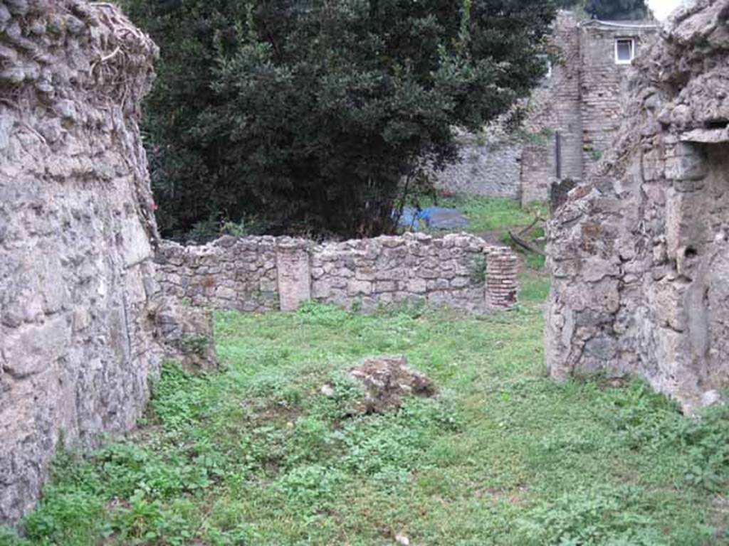 VIII.7.6 Pompeii. September 2010. Looking west from large triclinium, across portico to garden area and summer triclinium. Photo courtesy of Drew Baker.
