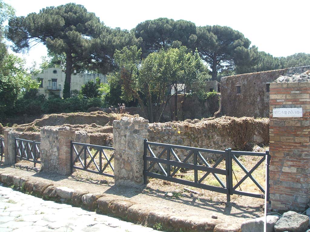 VIII.7.13, VIII.7.14, VIII.7.15 Pompeii. September 2005. Entrances on Via Stabiana.