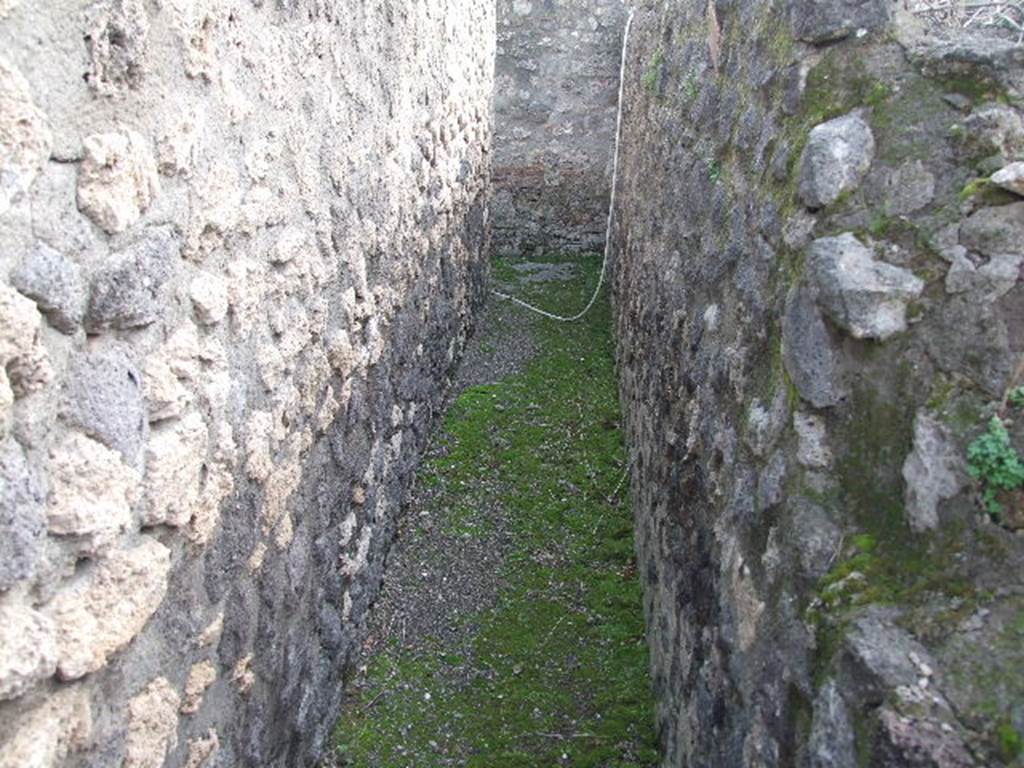 VIII.7.25 Pompeii. December 2006. Corridor around shrine on podium. Looking south along rear west side.

