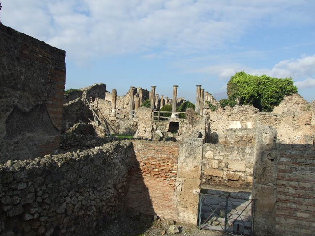 VIII.7.26 Pompeii. September 2005. North-west corner of main entrance room, showing doorway onto Via del Tempio dIside from inside.  Photo taken from VIII.7.25. 

