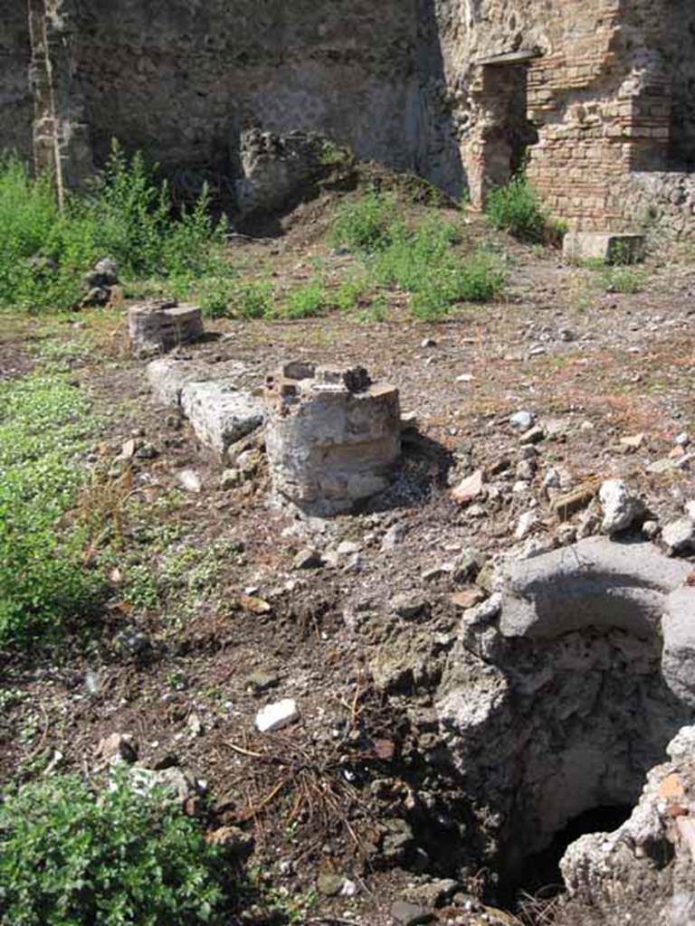 VIII.7.26 Pompeii. September 2010. Looking west along garden side of northern portico. Photo courtesy of Drew Baker.
