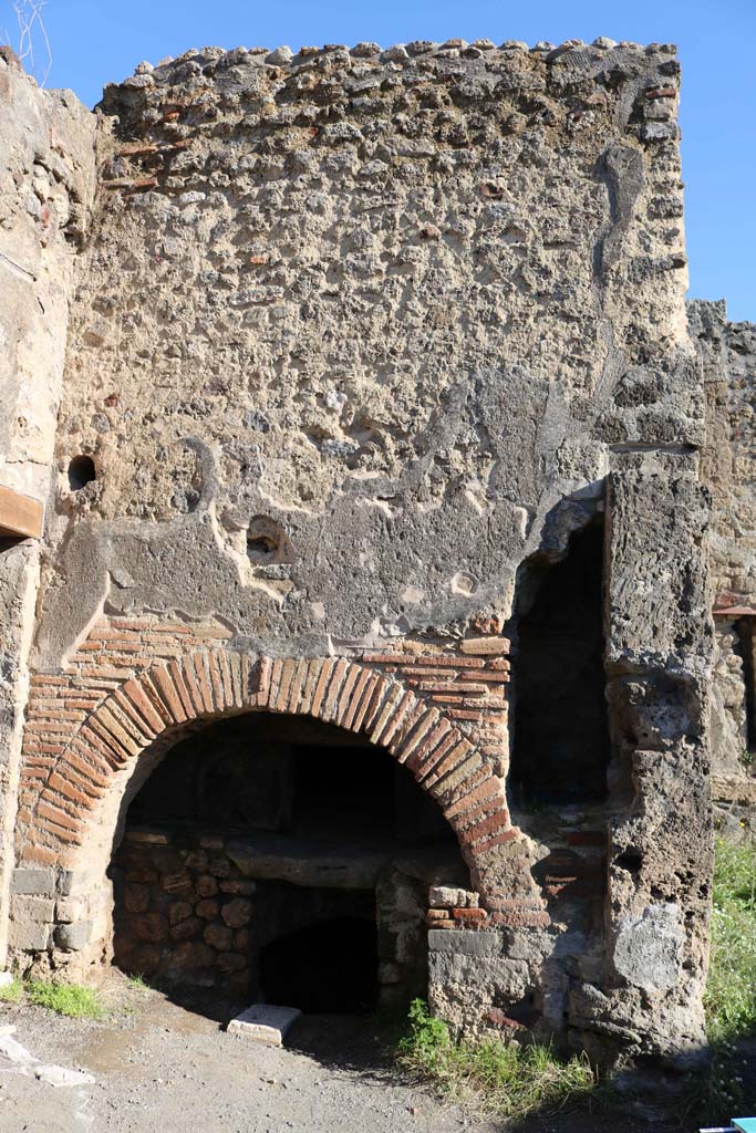 IX.1.3/33 Pompeii. December 2018. 
Looking east towards the oven. Photo courtesy of Aude Durand.
