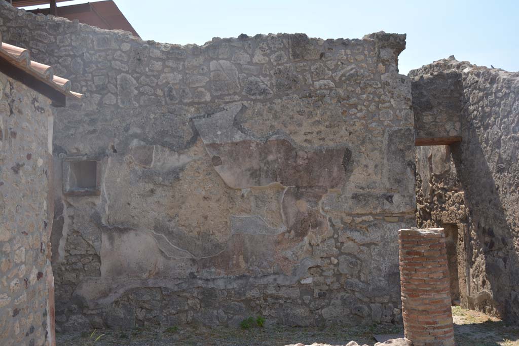 IX.1.12 Pompeii. July 2017. Looking towards south wall with niche in south portico of peristyle garden.
Foto Annette Haug, ERC Grant 681269 DÉCOR.
