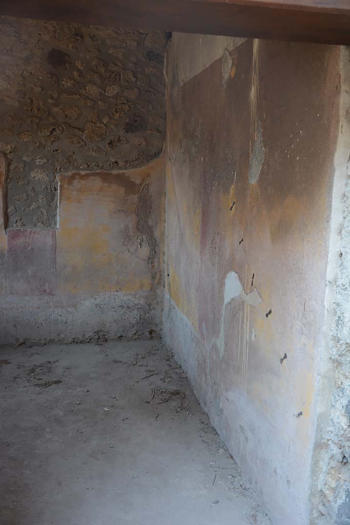 IX.1.12 Pompeii. July 2017. 
Looking north along east wall of cubiculum on east side of peristyle.
Foto Annette Haug, ERC Grant 681269 DÉCOR.
